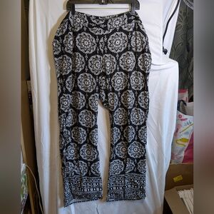 Torrid 24 Black and White Patterned Women's Pants /Bin10